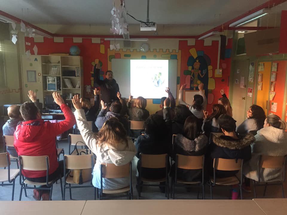 Buenos días desde el C.E.I.P. Rosalía De Castro. Charlas de Internet para padres.
“INTERNET CON HUMOR”, una forma muy particular y amena de hacer ver los problemas que tenemos hoy en día con las redes sociales, en relación siempre con l@s menores 😊.<a href="/Ayto_Coslada/">Ayuntamiento de Coslada</a> <a href="/is4k/">internetsegura4kids</a> <a href="/is4k/">internetsegura4kids</a>