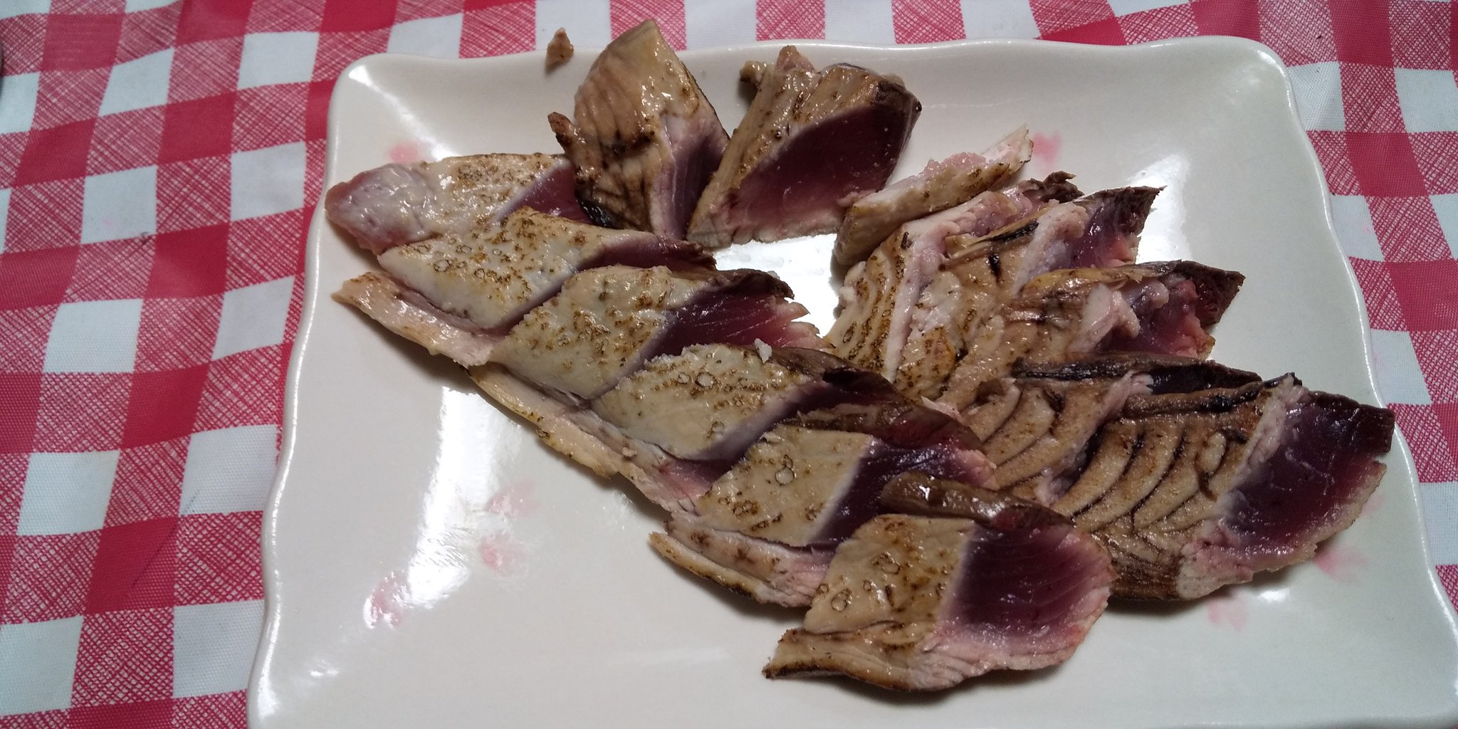 卵かけ御飯 おはようございます 昨日は魚を貰ったので スマガツオの刺身と塩タタキで ブリとネイリはエラと内臓だけ取って寝かしますw スマガツオ ブリ ネイリ 刺身 タタキ 寝かす T Co Pugquljl Twitter