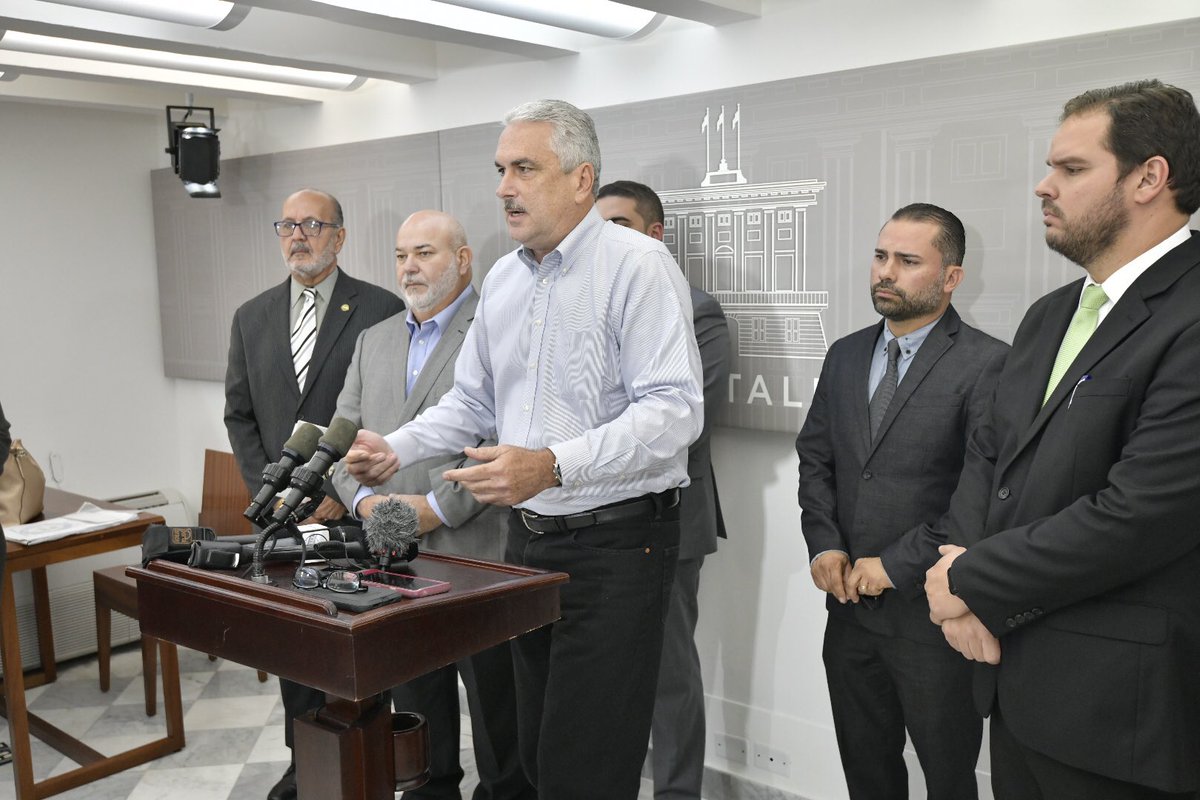Atendiendo a los medios de comunicación al finalizar la Conferencia Legislativa.