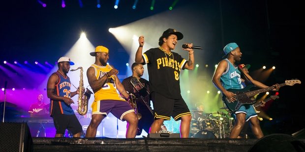 delBMars's tweet photo. Stop! Here comes the boss 😎 #brunomars #brunomarsfans #24magicworldtour
I miss this show so much!!😩 https://t.co/wLMBOenejC
