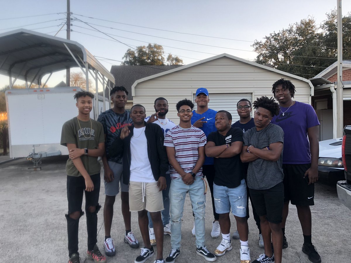 ThomasGunner's tweet photo. Going to miss the lil bro but go do what you got to do out there @RoschonJ https://t.co/enbGGnd7gi