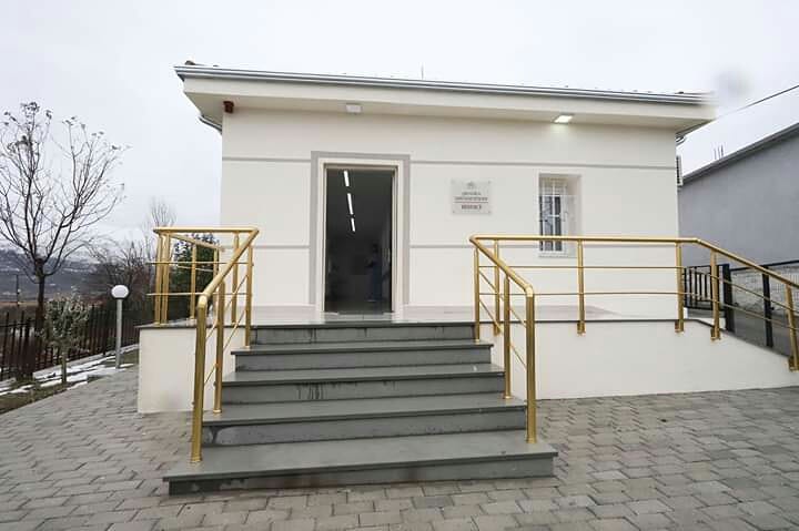 QKPVT1's tweet photo. Qendra shëndetësore Bërdicë në #Shkodër është #transformuar falë investimit të Qeverisë për rehabilitimin e plotë të saj.
🏣Vendosim një standard unik për kujdesin parësor me programin e rehabilitimit të 300 Qendrave Shëndetësore dhe ambulancave.
#eGjithëvëmendjaTeNjerëzit https://t.co/TYM1nTMVlY