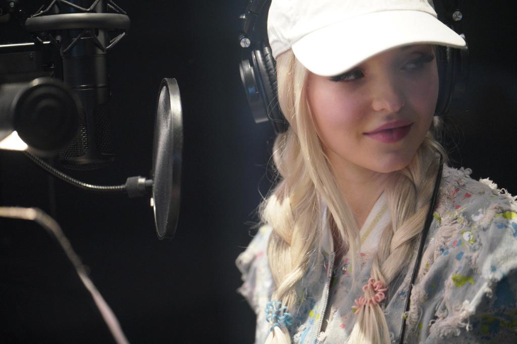 descendants's tweet photo. Happy Birthday @DoveCameron! https://t.co/wM04jrW5HT