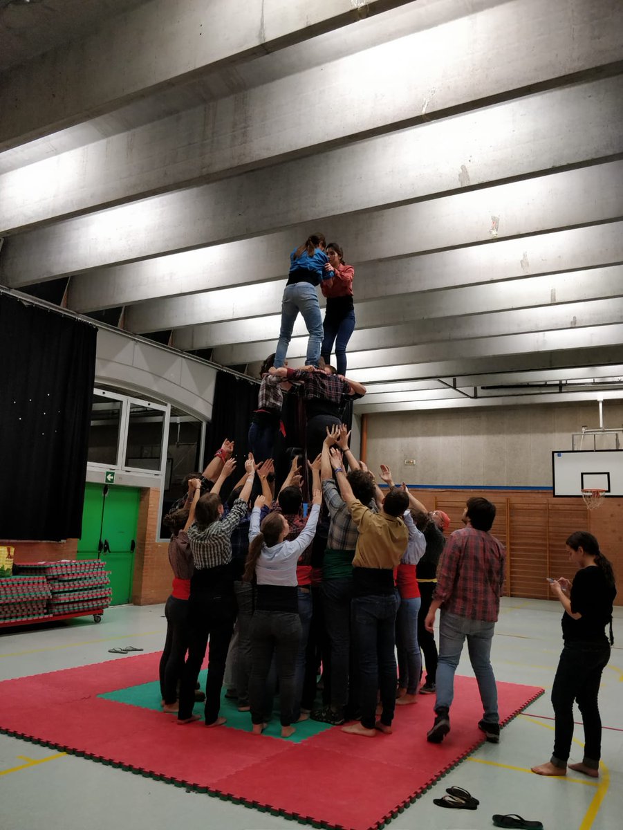 esquerdats's tweet photo. Assistència rècord últim assaig: Més de 40 persones!😍

I com sempre, l'objectiu del proper assaig és ser més encara.💪

Ens ajudes a fer-ho realitat?

📍Escola Auró
📅Dimecres 16
🕖19:00-21:30

Vine i participa!

#Esquerdats #AnyEsquerdat #FemBarriFemCastells https://t.co/6cK4bSs8aY