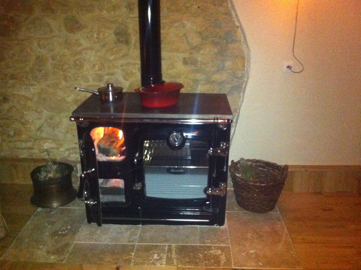 Wij koken op onze houtkachel en hebben vers brood uit de houtoven. #vrijheid #normaal