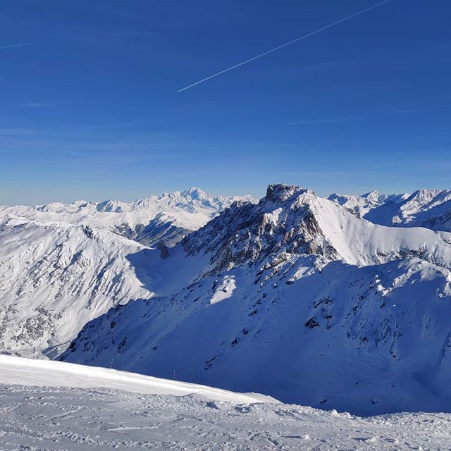RobUmp's tweet photo. Blue Bird day at the top of Meribel Valley up Mont Vallon with Mont blanc in the background!

#montblanc #montvallon #meribel https://t.co/zt9OtRADkM https://t.co/v7YIMi2AbD
