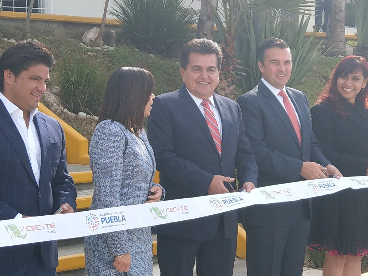 Entrega de espacios educativos rehabilitados en <a href="/CECyTEPUE/">CECyTE Puebla</a> con la compañía del secretario de educación del estado Miguel Robles y la directora general <a href="/miriammozo/">Miriam Mozo</a>