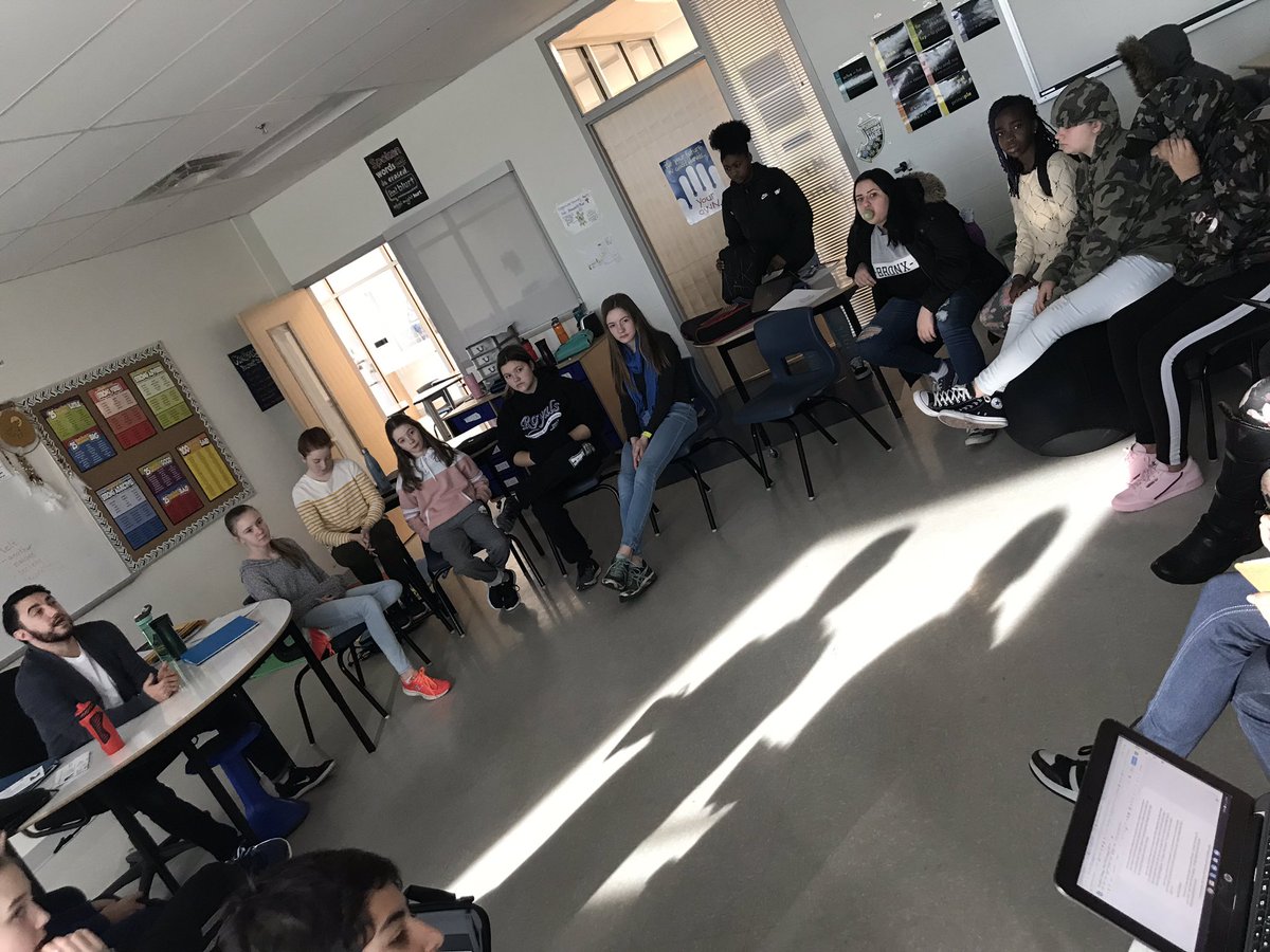 angieshorne's tweet photo. Creating positive learning environments @DartmouthSouth   Organizing our novels by genre and circles for the mini lesson and share 👌✨ https://t.co/KzKonSr0Gv