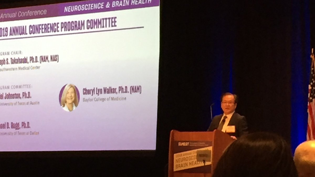 SWMedFoundation's tweet image. @UTSWNews very own @CircadianClocks, Chair of the 2019 @TAMESTX Annual Conference, delivers opening remarks before opening the floor to a series of lectures exploring today's research in neuroscience and brain health. #TAMEST #UTSWBrain