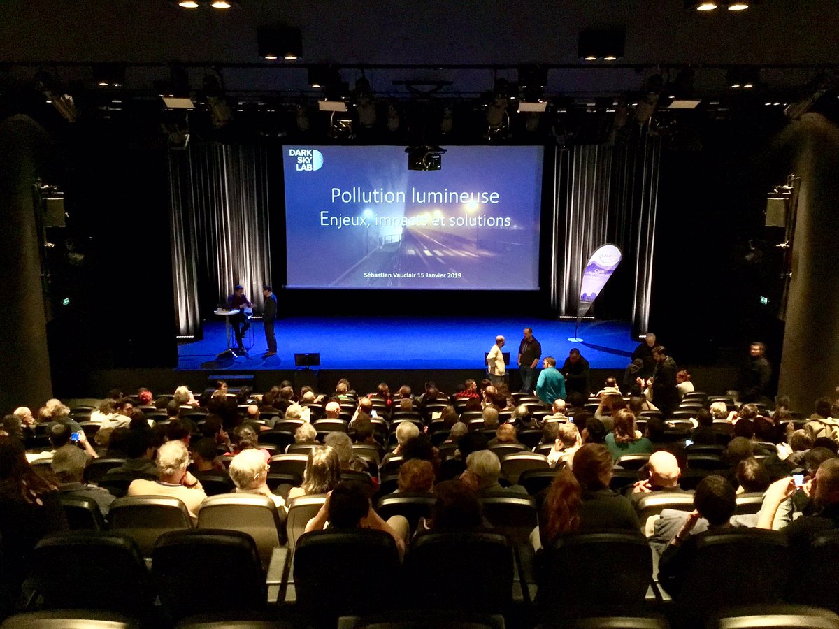 L’amphithéâtre se remplit pour la première conférence de l’année du CALA. Au programme la pollution lumineuse, les enjeux, les impacts sur le ciel étoilé et sur l’économie.