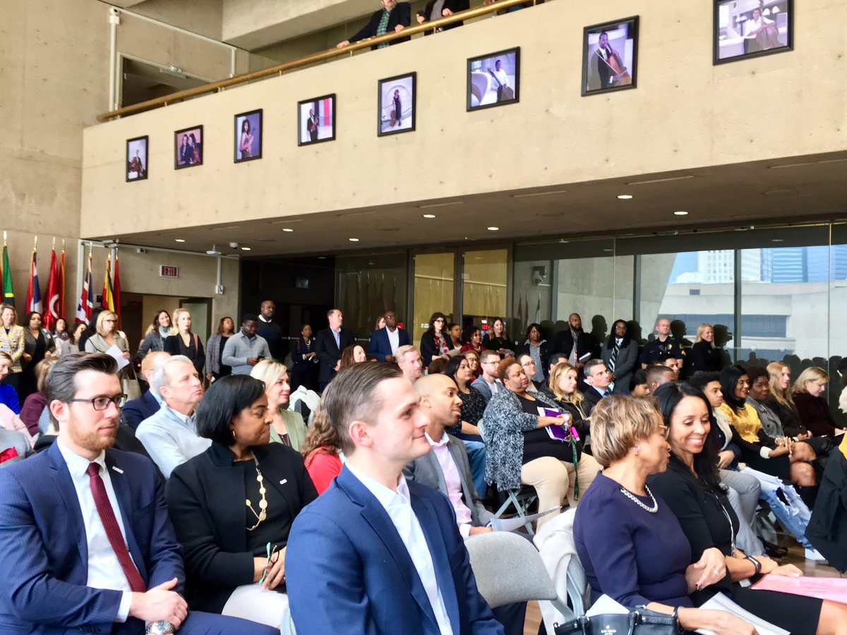 Mike_Rawlings's tweet photo. The best part of my job is helping students pursue their dreams through the Mayor’s Intern Fellows Program. I urge businesses to invest in our youth by signing up now up through March 15. Students, we are taking applications until Jan 31. 
https://t.co/tQP5CZshLl
#InternFellows https://t.co/e5NCuWJIf6