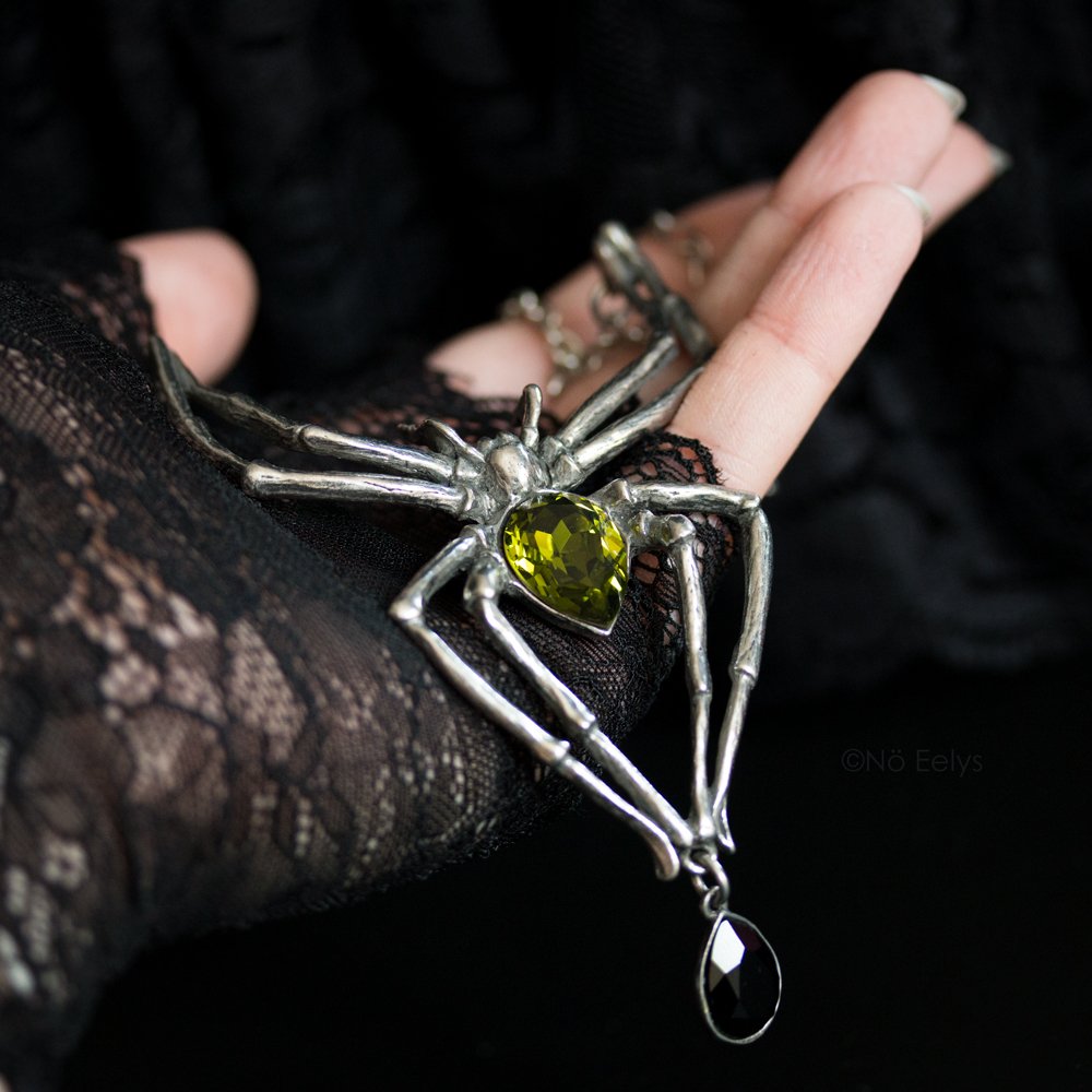 I'm afraid of spiders... but I'm in love with that necklace 🖤 Thank you <a href="/NyxHysteria/">Aaron Krause</a> for this beautiful <a href="/Alchemy1977/">Alchemy England</a> gift!
More photos on my blog ► bit.ly/EmeraldVenom