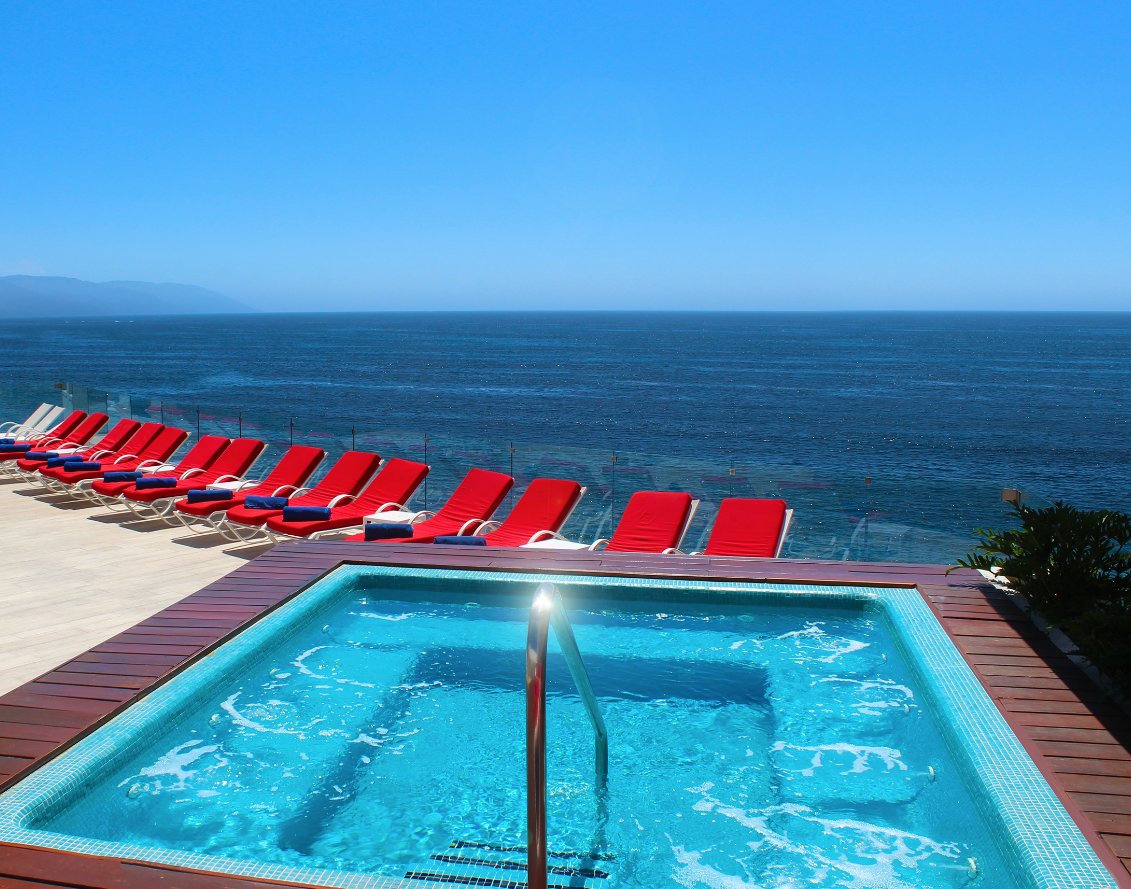A sunny day, a jacuzzi and an excellent view. What else can you ask for? ☀️🍹🏖 #GrandExperience #StayWithUs #PuertoVallarta