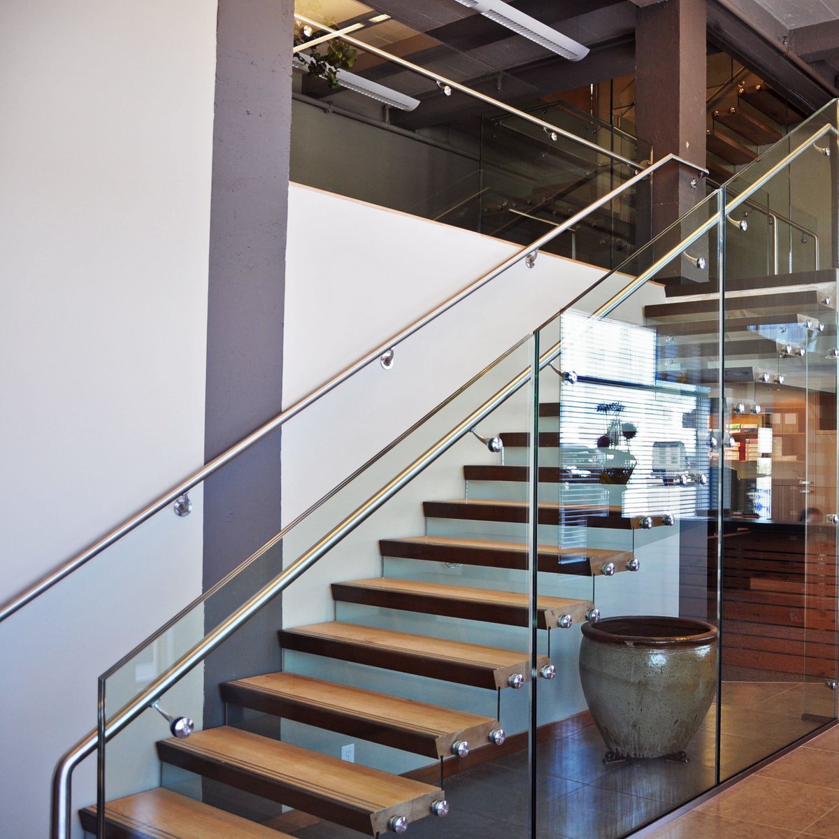 stella_glass's tweet photo. The #staircase at Knappett Projects in Victoria, BC comprises multi #laminated #glass walls onto which wooden stair treads and landing are bolted. This glass design ensured that the walls, which also act as stair #guards, were able to safely resist all applied loads. https://t.co/5B6uMsTHda