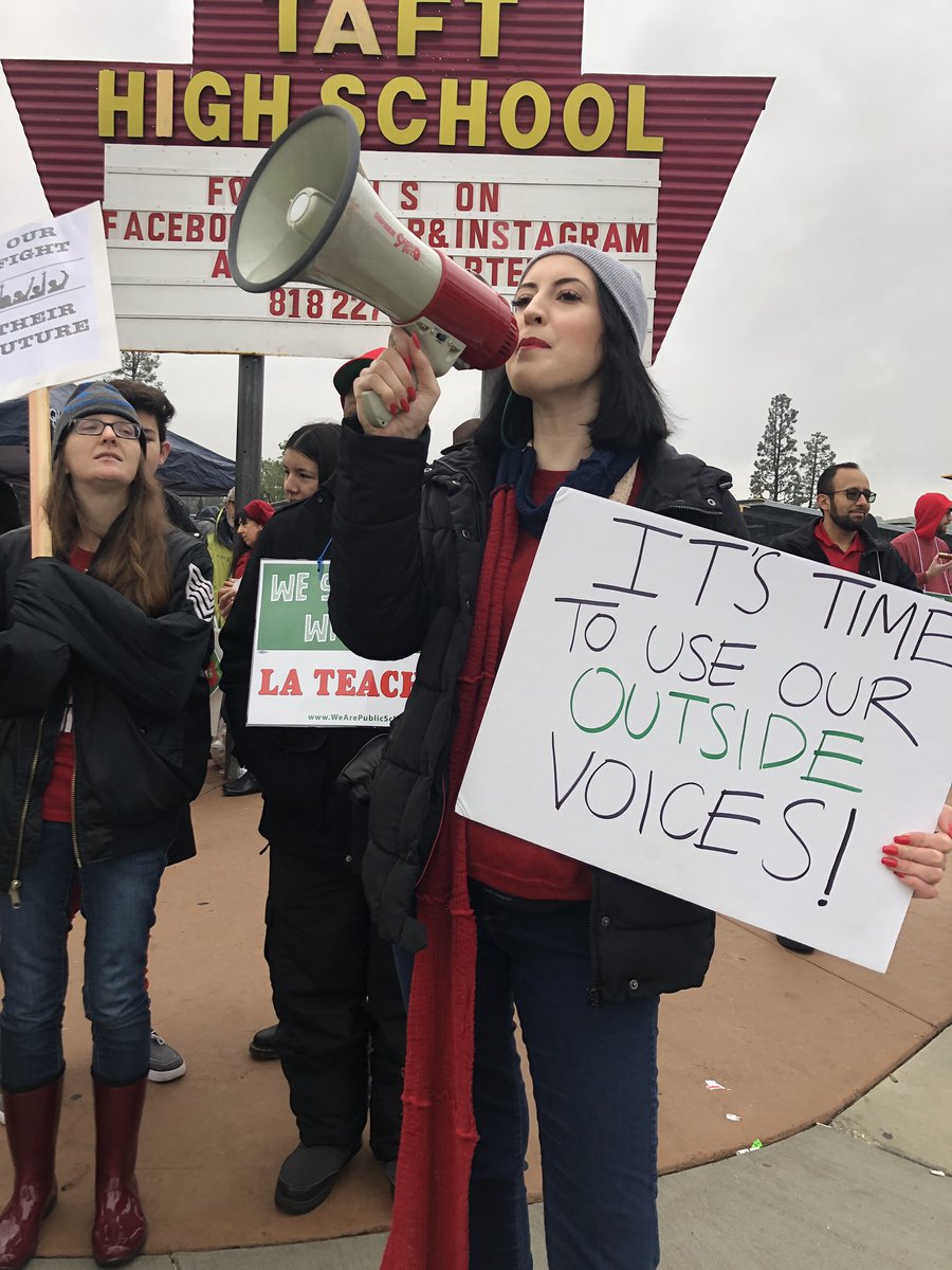 katie_coecoe's tweet image. Using our outside voices this morning! @magicalmsmurphy #RedForEd #UTLASrong