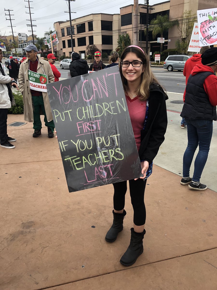 katie_coecoe's tweet image. Using our outside voices this morning! @magicalmsmurphy #RedForEd #UTLASrong