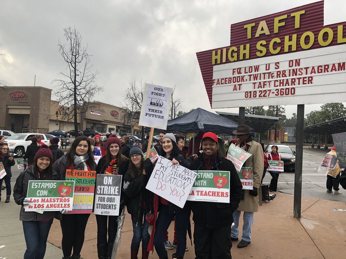 katie_coecoe's tweet image. Using our outside voices this morning! @magicalmsmurphy #RedForEd #UTLASrong