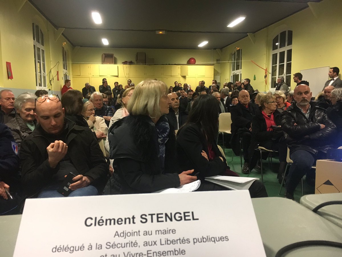 ClemStengel's tweet photo. Réunion Publique #VieNocturne quartier Saint Leu @AmiensMetropole. Bcp de propositions, dont des actions concrètes de Prévention et Médiation que nous étudions en coopération avec les assos étudiantes cc @lafaep https://t.co/a8sr9sewcf