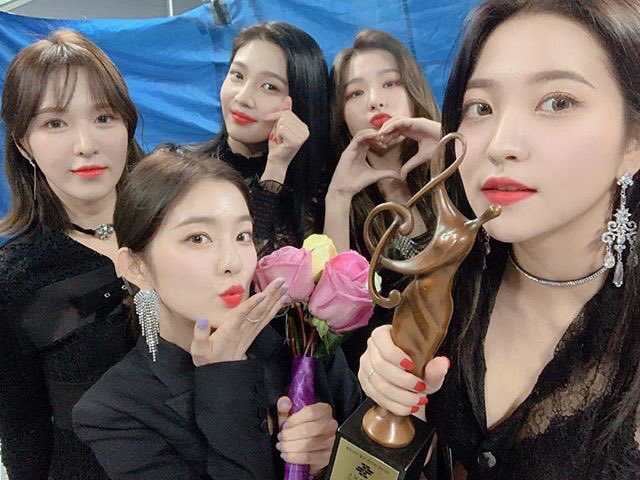 revelooks's tweet photo. we’re so proud of you girls💓 https://t.co/nhFc4JXWUv