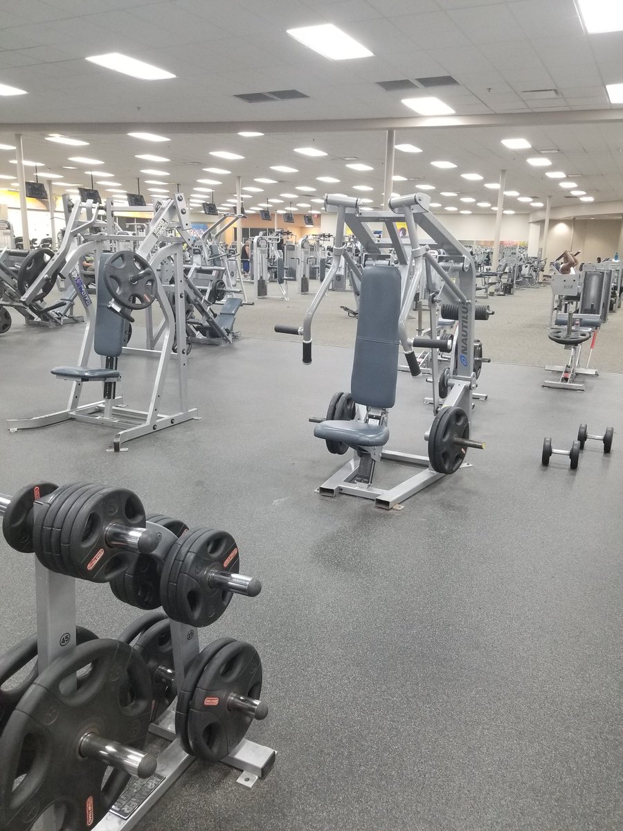 0_excuses's tweet photo. @LAFitness do u not want ppl to rerack weights??? https://t.co/WXc3C9VB7s