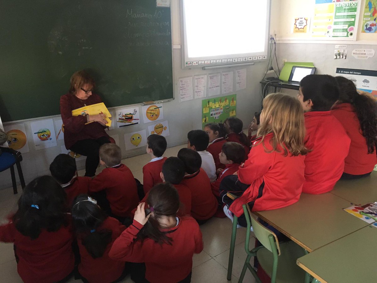 vmh_feye's tweet photo. Los alumnos de primero escuchan con atención un cuento sobre los animales de la #granja contado por Susan. #syorytelling #vmh_feye #englishclass https://t.co/u7g3GfbpT3