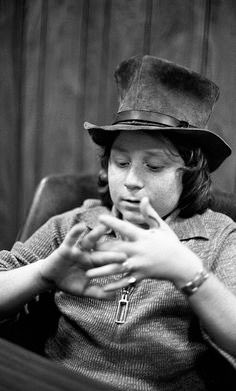 MillieMinet's tweet photo. A very Mad hatter look for 🎩#NationalHatDay from Danny Partridge AKA @TheDoochMan
(came across and couldn't resist;)
#1970s #Retro 📺#PartrigeFamily
#blackandwhitephotography #music
#rockpics #Favorite #Redheads 👨🦰
#lunchlift #TuesdayMotivation ☮️🚌 https://t.co/aacbUkupyU