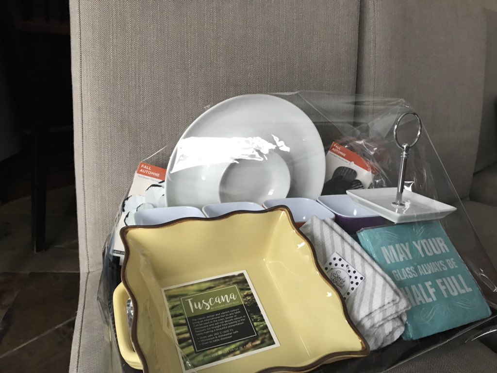 WigstonJennifer's tweet image. #ProjectFLOW prize - Entertaining package includes 5 piece serving bowl set, chip and dip platter, Tuscana baking dish and a few more goodies tucked in @StElizabeth2013