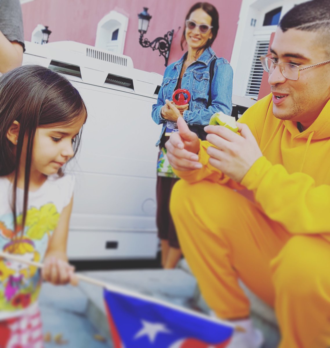 #BadBunny 🐰 y #GoodClaudi 👧🏻🤣🤣🤣 Gracias @sanbenito por ser tan amable con los niños. ¡No se pierdan @fallontonight esta noche! 🇵🇷
