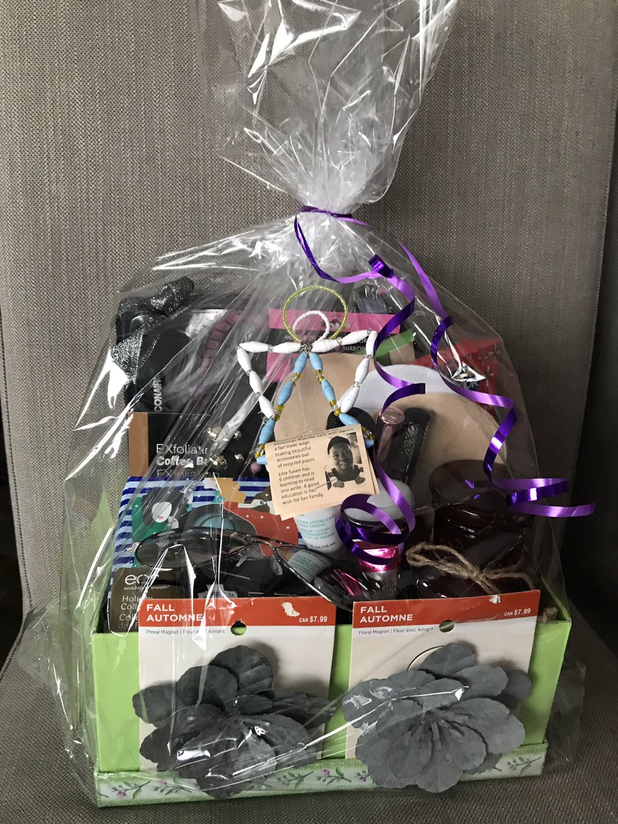 WigstonJennifer's tweet image. Pamper yourself from head to toe with this gift basket including hair brushes and accessories, cosmetics, earrings, sunglasses... available February 10 at the #ProjectFLOW gala @StElizabeth2013