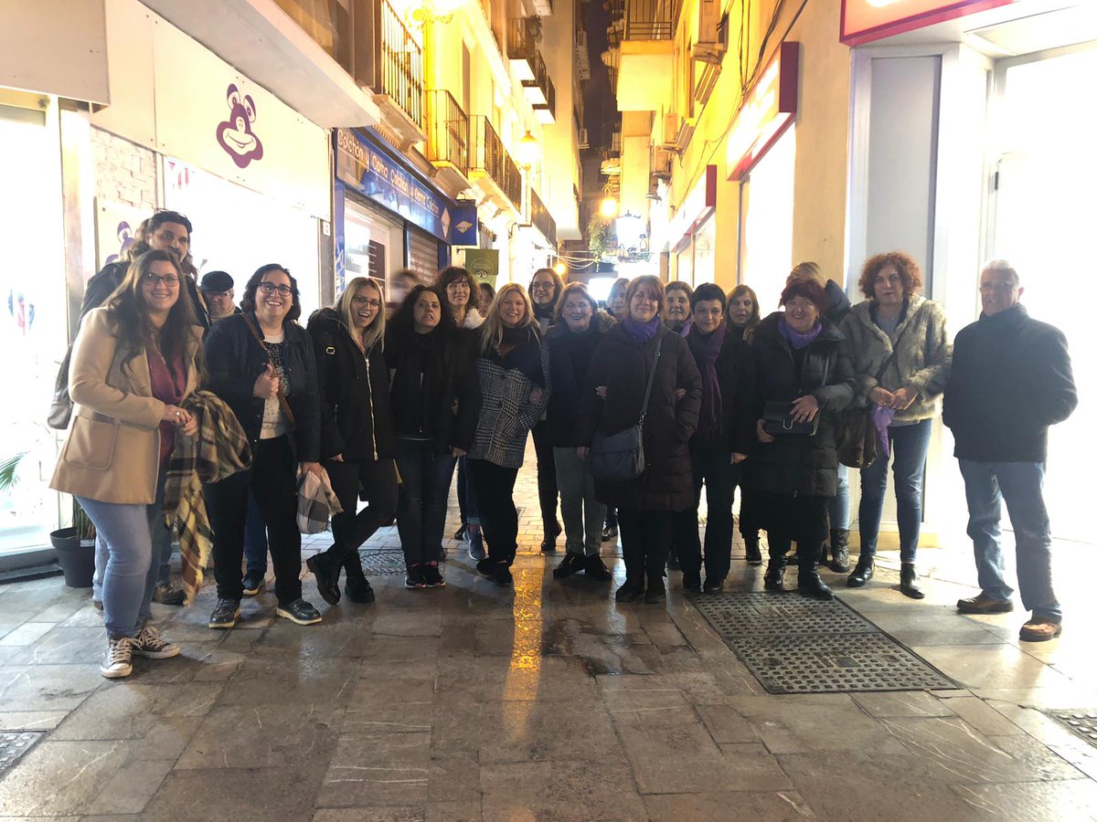 Unid@s en la concentración del #15E 😊 en Málaga. #NiUnPasoAtrásEnIgualdad #TSFeminismo #NoMeToquesLosDerechos
