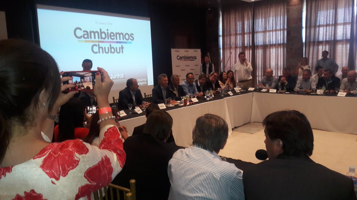 NicolasGil2011's tweet photo. #Madryn #Rayentray Macri en la mesa de Cambienos: Necesitamos gobernar más provincias para tener mayor responsabilidad". https://t.co/AgmuKH2one