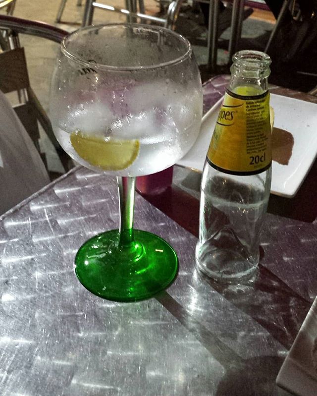 Salvatwitts's tweet photo. Lo de seguir celebrando lo de seguir sin fumar sigue sin tener fin.
#matoporunpiti #nosmoking #gintonic #igtw https://t.co/qNDXUTJlBn