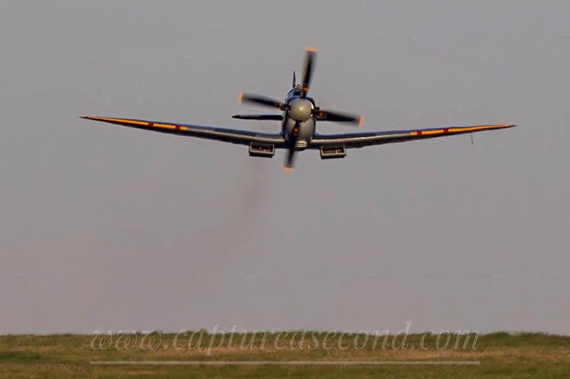 Low level Spitfire head-on. #raf #raf100 #spitfire #ww2 #bbmf #aviation #avgeek #captureasecond @SocietySpitfire @SpitfireMuseum @ww2spitfire @Spitfire @LincsSkies