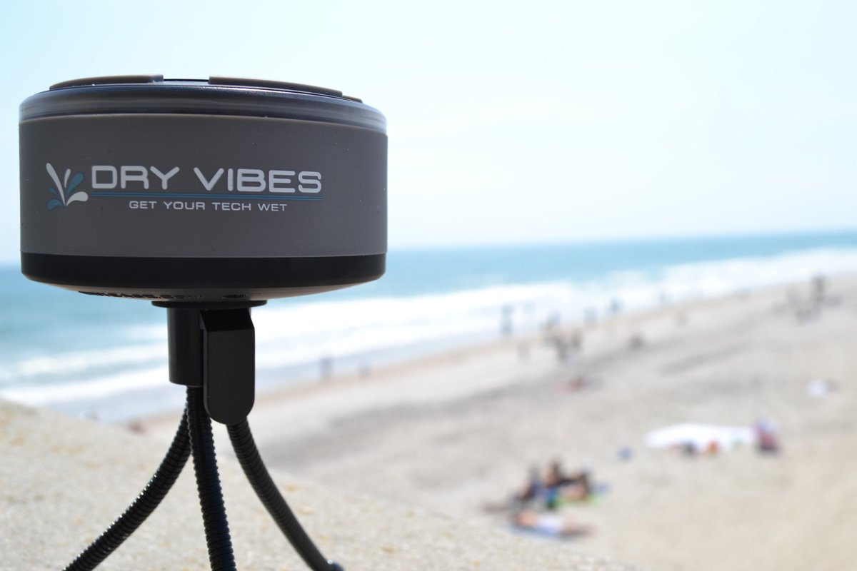 DryCASE's tweet image. Vibe high and the magic around you will unfold, especially with the Dryvibes 2.0, our powerful waterproof Bluetooth speaker! 🌊
Find more about it at drycase.com/waterproof-spe…