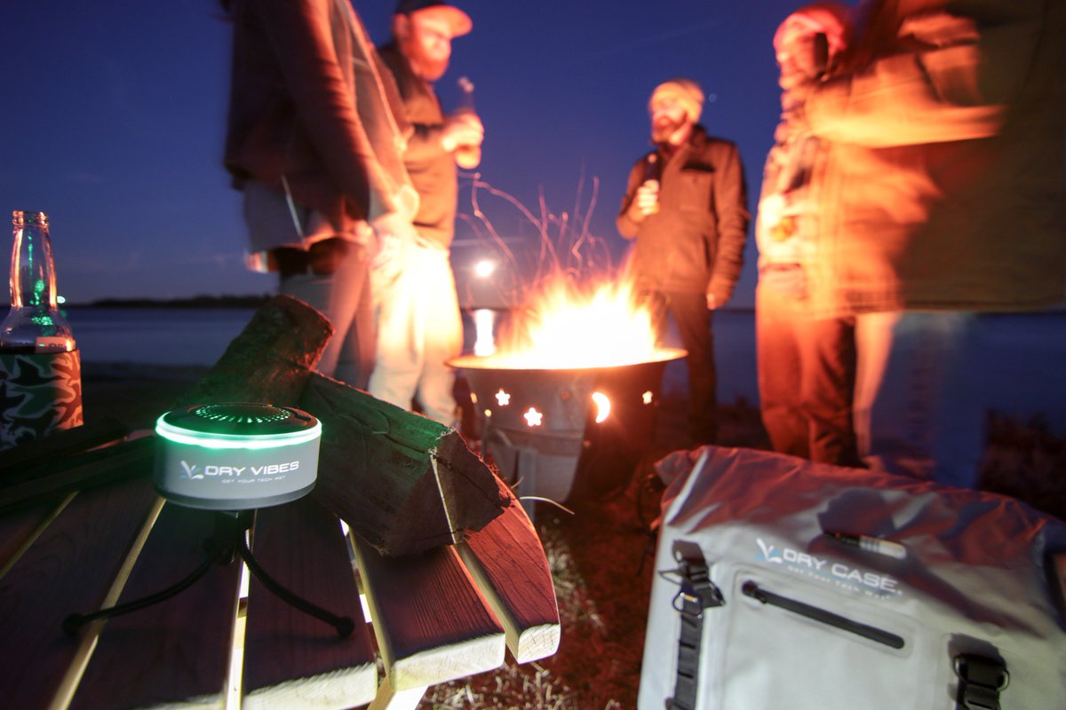 DryCASE's tweet image. Vibe high and the magic around you will unfold, especially with the Dryvibes 2.0, our powerful waterproof Bluetooth speaker! 🌊
Find more about it at drycase.com/waterproof-spe…