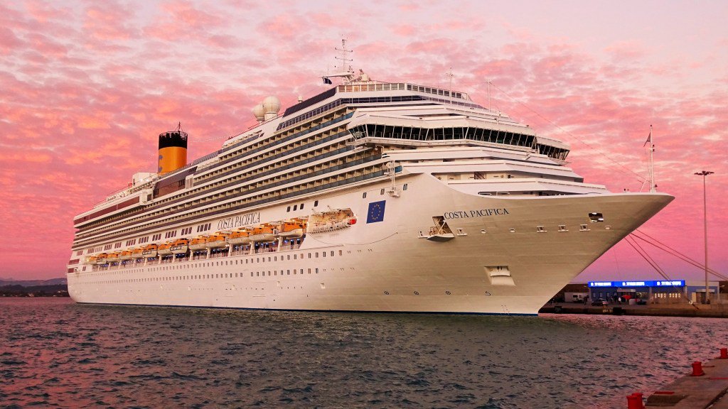 CrewsShipdotcom's tweet image. Cruise ships are enormous structures! So how do we steer cruise ships hundreds of meters long? crewsship.com/2019/01/15/how…