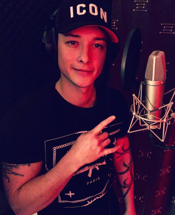 KeenVPhenomNal's tweet photo. Instagram de Toy Nawaach 📷
Séance studio avec mes frérots #Timoys et #KeenV #studio #projet #enregistrement #son https://t.co/UIITXN5brw