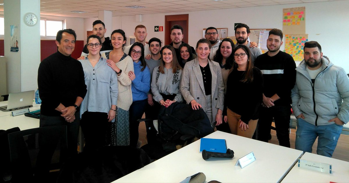 Esta tarde nuestros alumnos del Máster en Dirección y Gestión de Personas, reciben la visita de #PaulTran,  Director de Recursos Humanos en Hijos de Rivera <a href="/estrellagalicia/">Estrella Galicia</a>. Para hablar de  "Nuevas formas de liderazgo " #LIDER #RRHH #LIDERAZGO <a href="/MundoHR/">MundoHR</a>