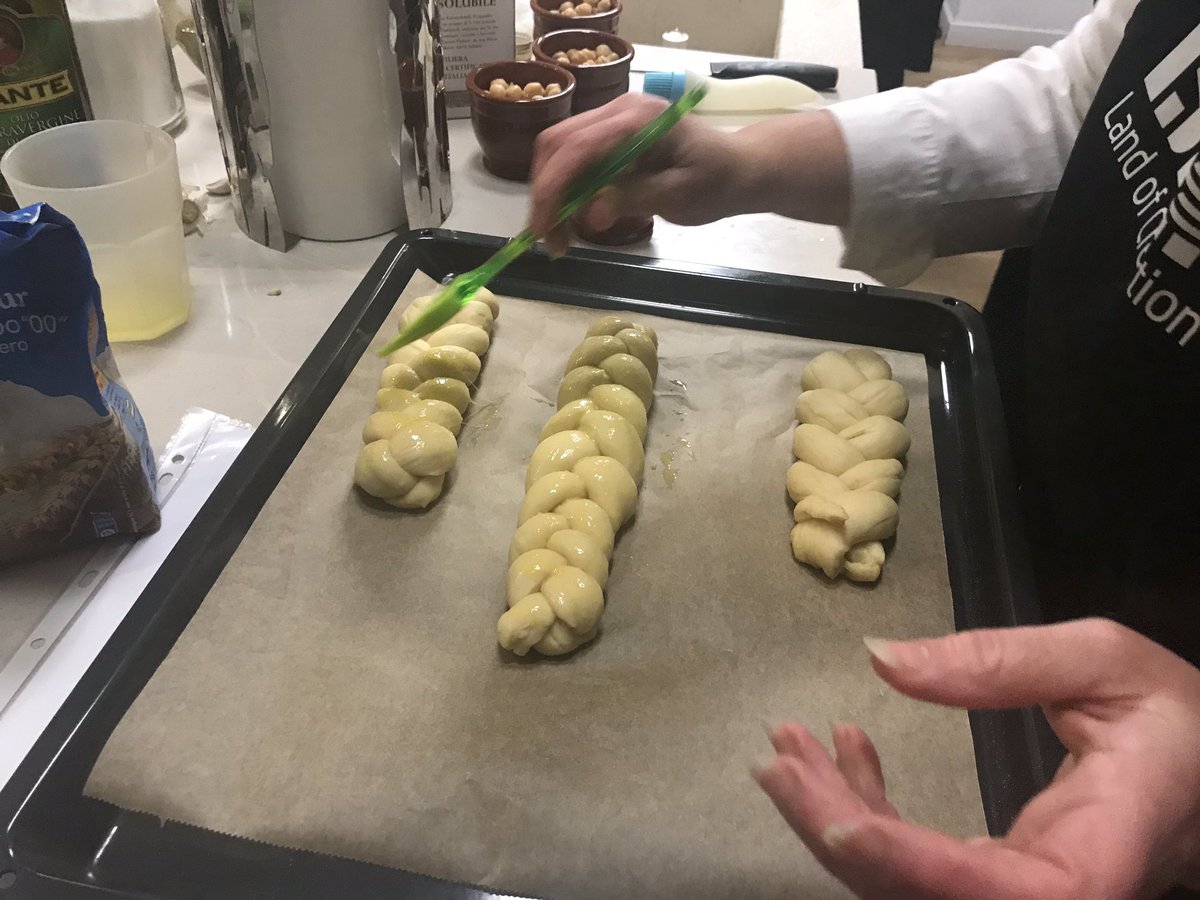 StefVic's tweet photo. Partiamo con gli Hallot, il pane speciale per lo Shabbat #IsraelCookingChallenge #visitateisraele #citiesbreak https://t.co/Ncqa7EkwS1