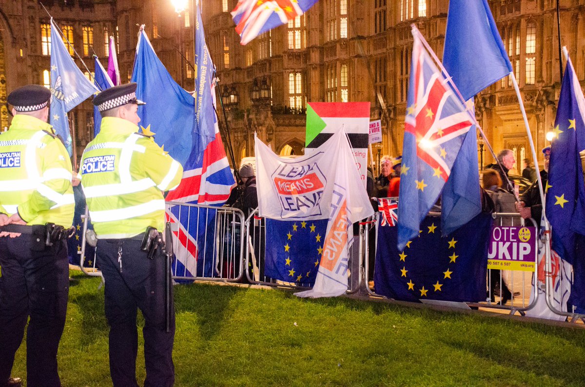 LiteralUK's tweet photo. Estas son algunas imágenes de lo que en este momento esta su cediendo cerca del parlamento Británico donde se han concentrado varios grupos  que apoyan el #Brexit como aquellos que se inclinan por permanecer en  la Union Europea.

Photo credit: Maria Victoria Cristancho https://t.co/DevAvoEtFa