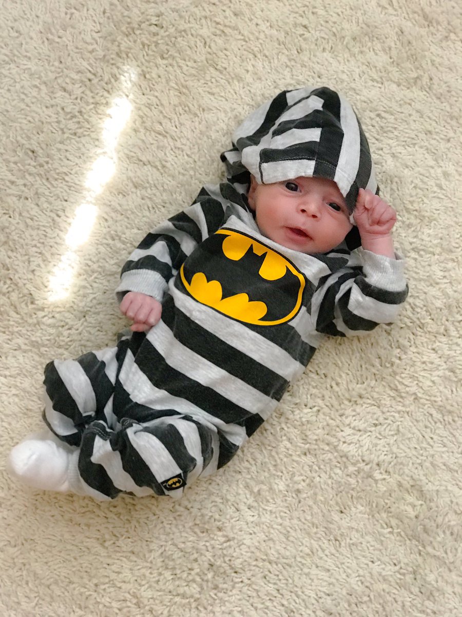 Annie__x33's tweet photo. my lil batman 🖤💛 https://t.co/Qy8w4zDRsc