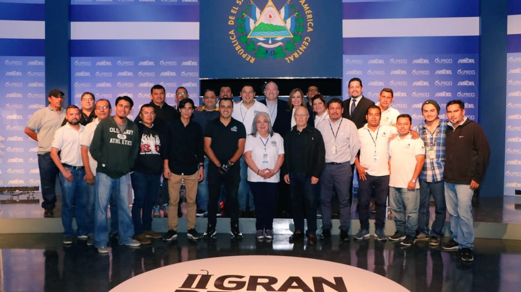 mariopachecosv's tweet photo. #DebateASDER agradecimiento especial al equipo técnico camarógrafos, realizadores, productores, escenografía, sonido e iluminotécnicos por el aporte brindado a está gran proyecto.@ASDER_sv https://t.co/A8DajeMP4a