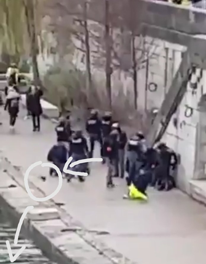 bernathoustra's tweet image. Le téléphone Saône.

#bactobac
#pollutiondesfleuves
#incivilite
#triselectif