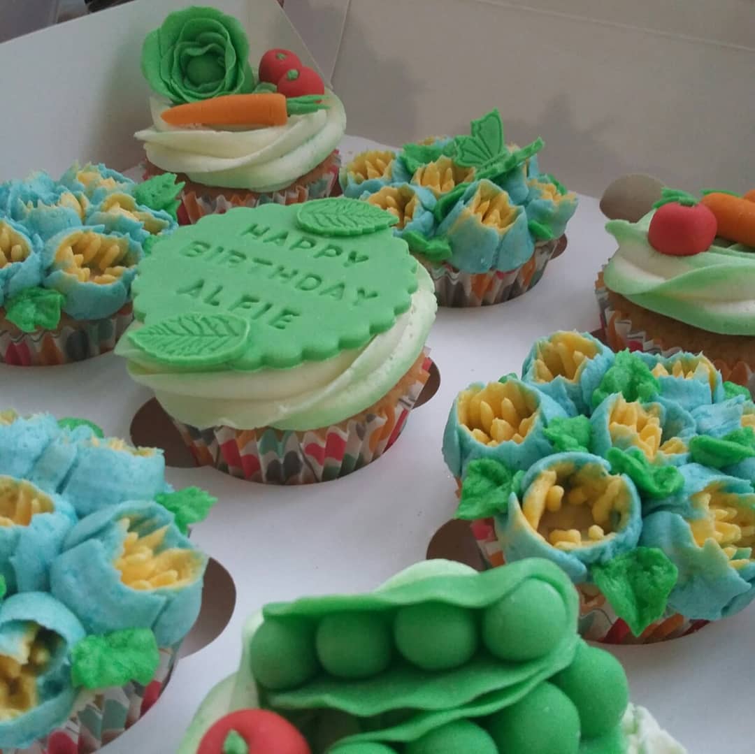 durresh1's tweet photo. Made #garden cupcakes for an order. Lots of fun using russian piping tips for the first time! 

#russianpipingtips 
#cupcakes
#roses 
#HAPPYBIRTHDAY https://t.co/ju1U2L1nv7