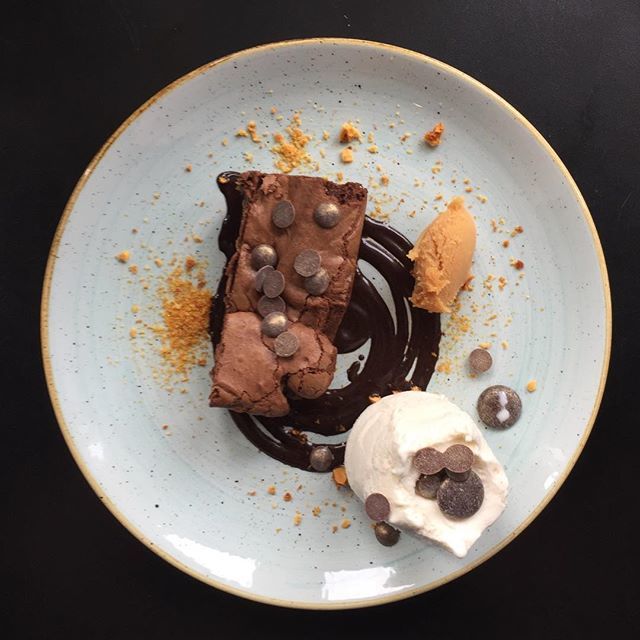 thecopperspoon's tweet photo. You can have confidence our warm double chocolate brownie in a puddle of chocolate sauce with salted caramel and moo maid clotted cream vanilla ice cream and honeycomb dust will make you feel better whatever happens x
#marazion #warmbrownie #doublechoco… https://t.co/VmaYcd5PdL https://t.co/vkoDi4NPcW
