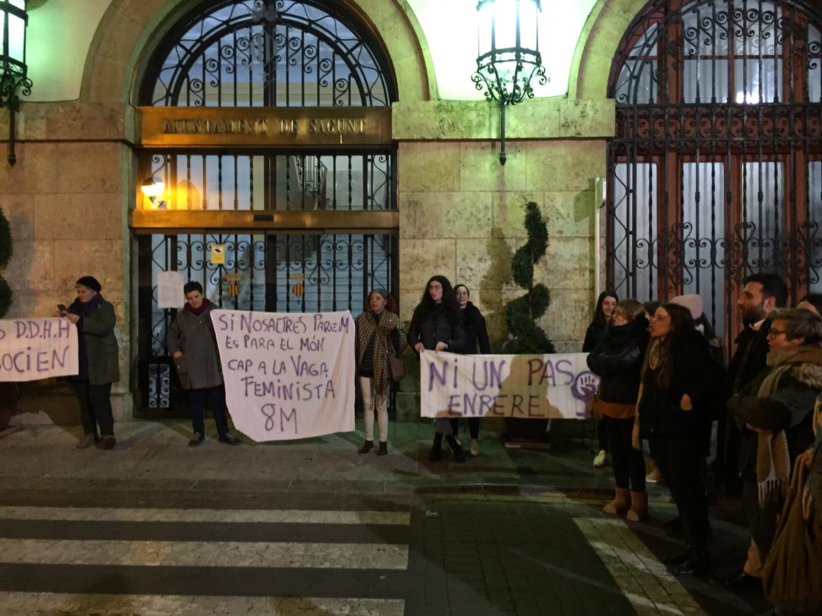 JoventPV's tweet photo. Imatges de les concentracions d'arreu del País Valencià en suport a les dones treballadores andaluses que seran víctimes de la impunitat al masclisme per part de l'extrema dreta. Contra el masclisme i el feixisme ni un pas enrere. Una abraçada internacionalista per a Andalusia! https://t.co/GcRASo2SIo