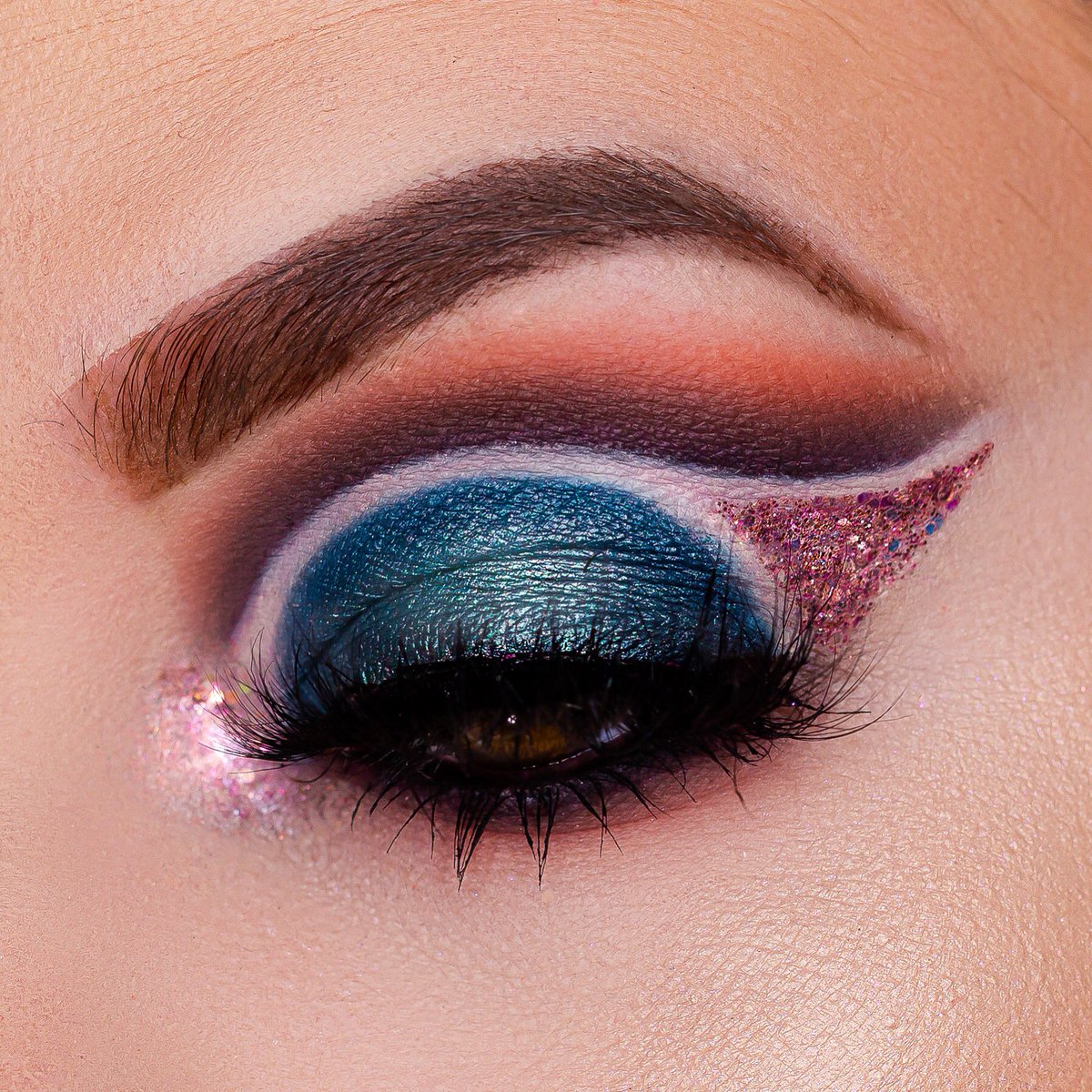 Tried out a different Shape today! And an unexpected color combination.
@UrbanDecay Born to Run Palette
@BenefitBeauty Precisely My Brow Pencil
@litcosmetics Fall in Love Glitter Mix
@LashKitty New Love Lashes
http://Instagram.com/kaitkmua for more details