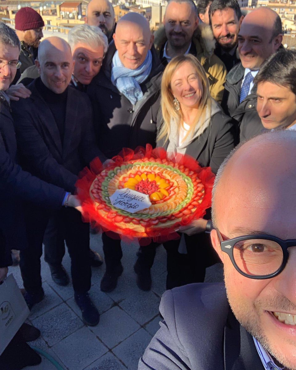 mruspandini's tweet photo. Auguri alla nostra condottiera 🇮🇹 @GiorgiaMeloni #fratelliditalia https://t.co/IwQnliwJXx