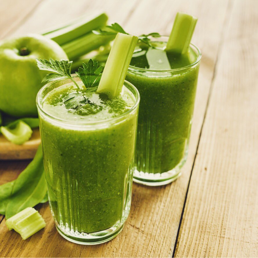 sannafit's tweet photo. Un jugo detox siempre es perfecto durante el día! Necesitas: 
✅1 taza de espinacas 
✅1 trozo de jengibre 
✅2 tallos de apio 
✅1/4 de manzana 
Recuerda que lo recomendable al prepararlo es utilizar una porción de frutas por cada tres porciones de vegetales. https://t.co/5kdZhRrppq
