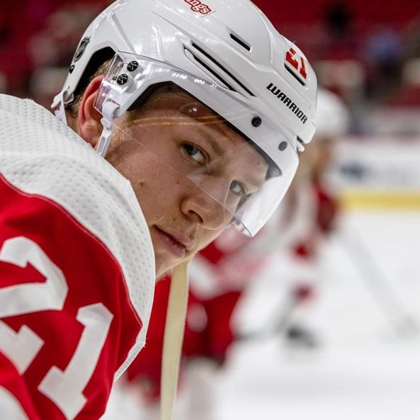 Which Alpha are you? 
#AlphaOne or #AlphaOnePro?

#MadeForHockey #HockeyHeads 
(📷 | @justhockeysfs)